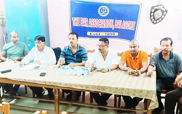 ସାମ୍ବାଦିକ ସମ୍ମିଳନୀ ଡକାଇ ବର୍ଷିଲେ ଆଇନଜୀବୀ: ଜିଲ୍ଲାପାଳ ଓ ଏସ୍‌ପିଙ୍କ ପାଇଁ ସୀମା ଟପିଲାଣି ଅପରାଧ