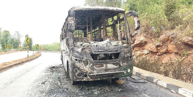 କାଞ୍ଜିପାଣି ଘାଟିରେ ଜଳିଗଲା ବସ୍‌, ବର୍ତ୍ତିଗଲେ ୩୦ ଯାତ୍ରୀ