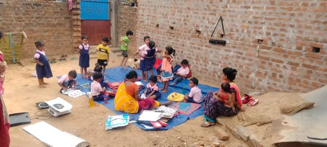 ସରୁନି ବାଲା ମୋଡେଲ ନିର୍ମାଣ: ଖୋଲା ଆକାଶ ତଳେ ଅଙ୍ଗନବାଡ଼ି ପିଲା