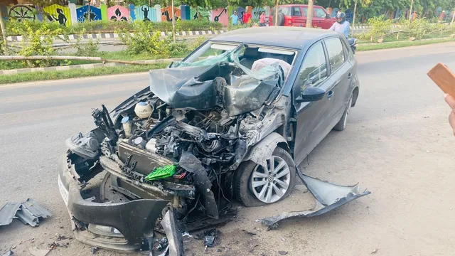 ଚୁରମାର ହେଲା କାରର ସମ୍ମୁଖ ଭାଗ, ଅଳ୍ପକେ ବର୍ତ୍ତିଲେ ଡ୍ରାଇଭର ସମେତ ଦୁଇ ଯୁବକ