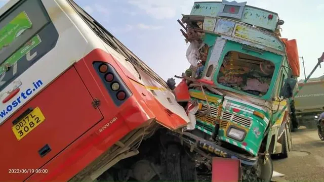 ବରପାଲି: ବସ୍‌ ସହ ମୁହାଁମୁହିଁ ଧକ୍କା ହେଲା ଟ୍ରକ୍‌, ୩ ଗୁରୁତର