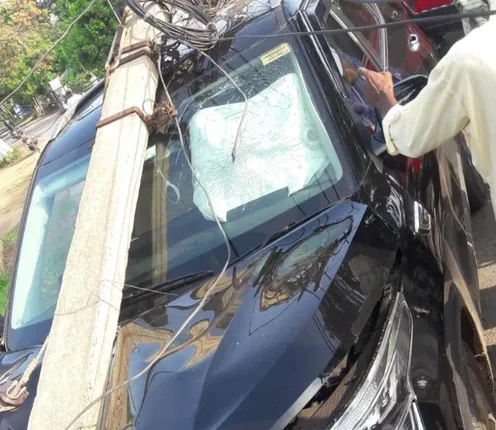 କାର୍ ଧକ୍କାରେ ଉପୁଡ଼ିଲା ବିଦ୍ୟୁତ ଖୁଣ୍ଟ: ଅଳ୍ପକେ ବର୍ତ୍ତିଲେ ଚାଳକ