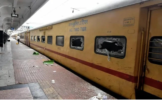 ଅଗ୍ନିପଥ ହିଂସା: ନିଜ ଜୀବନକୁ ବାଜିରେ ଲଗାଇ ୪୦ ଯାତ୍ରୀଙ୍କ ଜୀବନ ବଞ୍ଚାଇଲେ ରେଳ କର୍ମଚାରୀ