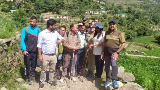 ଉତ୍ତରାଖଣ୍ଡରେ ସୁଦୂର ଭୋଟ୍‌ ଗ୍ରହଣ କେନ୍ଦ୍ରରେ ପହଞ୍ଚିବା ପାଇଁ ୧୮ କିଲୋମିଟର ପାହାଡ଼ୀ ରାସ୍ତା ଚାଲି ଚାଲି ଗଲେ ମୁଖ୍ୟ ନିର୍ବାଚନ କମିସନର୍‌