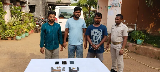 ଅପରାଧ ଯୋଜନା ଫେଲ୍‌; ୩ ଅଭିଯୁକ୍ତ ଗିରଫ, ବିପୁଳ ପରିମାଣର ଅସ୍ତ୍ରଶସ୍ତ୍ର ଜବତ