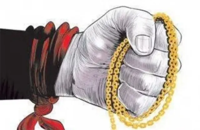 ଘରେ ପଶି ଝାମ୍ପିନେଲା ସୁନା ଚେନ୍‌