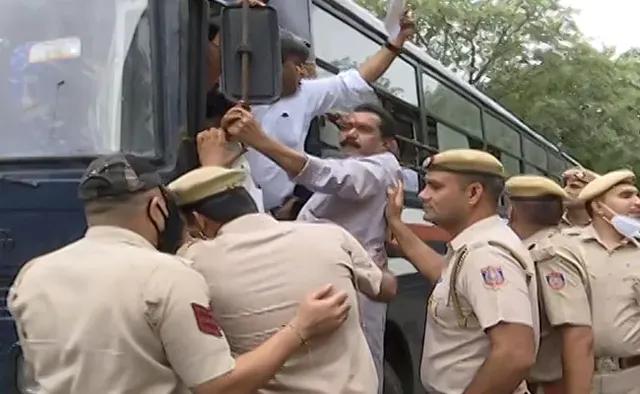 ରାହୁଲ୍‌ ଗାନ୍ଧୀଙ୍କ ସମର୍ଥନରେ ବାହାରିଥିବା ପଦଯାତ୍ରା ବନ୍ଦ କଲା ପୁଲିସ; ବହୁ କଂଗ୍ରେସ ନେତା ଅଟକ