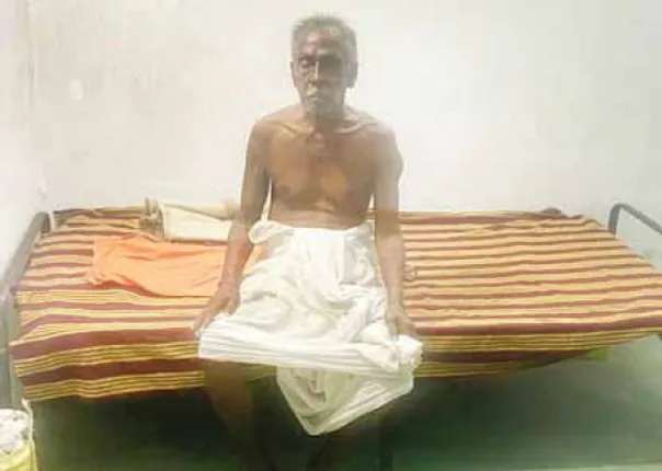 ନିର୍ଯାତନା ଦେଲେ ପୁଅବୋହୂ, ରାସ୍ତାକଡ଼ରୁ ଅବସରପ୍ରାପ୍ତ ଶିକ୍ଷକ ଉଦ୍ଧାର