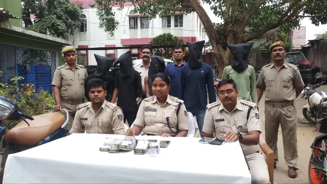 ୫ ଡକାୟତଙ୍କୁ ବାନ୍ଧିଲା ପୁଲିସ; ୩.୧୦ ଲକ୍ଷ, ମୋଟରବାଇକ୍‌ ଓ ସ୍କୁଟି ଜବତ