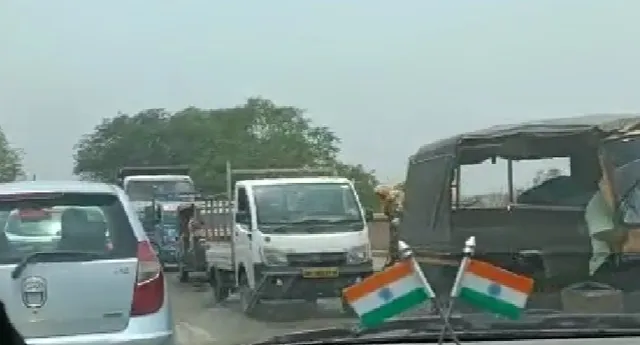 ଟ୍ରକ୍‌ ଧକ୍କା ଦେଲା ପରେ ଛଟପଟ ହେଉଥିଲେ ୨ ବାଇକ୍‌ ଆରୋହୀ; ଆସିଲାନି ଆମ୍ବୁଲାନ୍ସ, ଘରୋଇ ସଂସ୍ଥା ସହାୟତାରେ ଗଲେ ହସ୍ପିଟାଲ