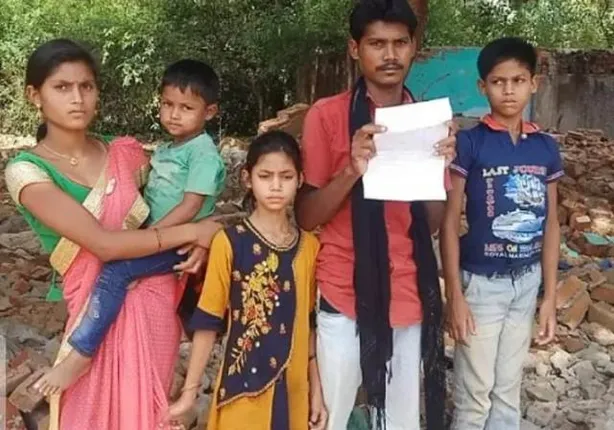 ଚାରି ସନ୍ତାନର ମା’ଙ୍କୁ ଧରି ଚାରି ସନ୍ତାନର ବାପା ଫେରାର, ୩୫ ହଜାର ଓ ସୁନା ଗହଣା ନେଇଥିବା ଅଭିଯୋଗ