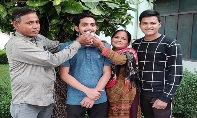 ଡ୍ରାଇଭରଙ୍କ ପୁଅ ହେଲେ ସିଡିଏସ୍ ୨ ପରୀକ୍ଷାରେ ଟପ୍ପର