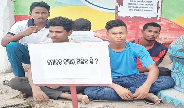 ରାଜ୍ୟ ମୁଷ୍ଟିଯୁଦ୍ଧ ଦଳ ଚୟନରେ ଅନିୟମିତତା ଅଭିଯୋଗ: ପୁରୀ ଜିଲ୍ଲାପାଳଙ୍କ କାର୍ଯ୍ୟାଳୟ ସମ୍ମୁଖରେ ଧାରଣା ଦେଲେ ଟୁକୁନ