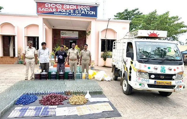 ଭଡ଼ାଘରେ ନକଲି ମଦ ଫ୍ୟାକ୍ଟ୍ରି: ସ୍ପିରିଟ୍‌, ଲେବଲ୍‌, ବୋତଲ ଜବତ