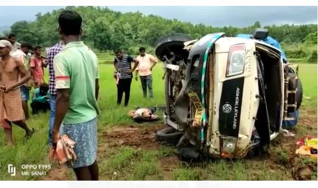 ଜାତୀୟ ରାଜପଥରେ ଟ୍ରକ୍‌ ଦୁର୍ଘଟଣା ଗ୍ରସ୍ତ; ୧୦ ଫୁଟ୍‌ ତଳକୁ ଖସିପଡ଼ି ଓଲଟିଲା, ଭାଙ୍ଗିଗଲା ଚାଳକଙ୍କ ଗୋଡ଼