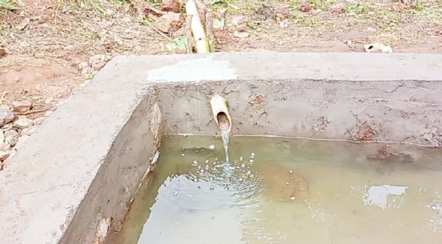 ବାଉଁଶ ନଳରେ ପାହାଡ଼ରୁ ଗାଁକୁ ଆସିଲା ପାଣି