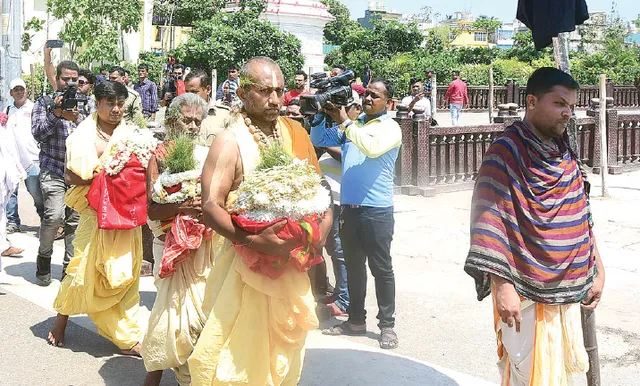 ଅଣସର ଘରେ ଶ୍ରୀଜିଉଙ୍କୁ ଖଳି ଲାଗି