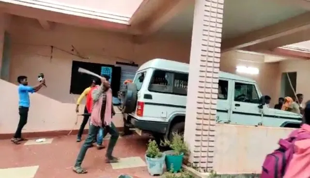 ସଭା ଚାଲିଥିଲା ବେଳେ ଥାନାରେ ପଶିଲେ ଉତ୍ତ୍ୟକ୍ତଲୋକ, ଚିତ୍ରକୋଣ୍ଡା ଥାନାରେ ବ୍ୟାପକ ଭଙ୍ଗାରୁଜା