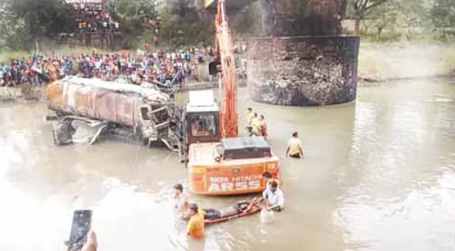 ପୋଲରୁ ୬୦ ଫୁଟ୍‌ ତଳକୁ ଖସିଲା ତେଲ ଟ୍ୟାଙ୍କର୍‌: ପ୍ରଚଣ୍ଡ ବି‌ସ୍ଫୋରଣ, ଘଟଣାସ୍ଥଳରେ ୪ ମୃତ