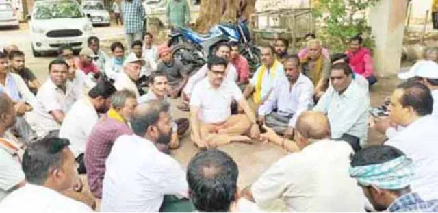 ୨୨ଟି ମଣ୍ଡିରେ ଭିଜୁଛି ୬୭ ହଜାର ବସ୍ତା ଧାନ, ଜିଲ୍ଲାପାଳଙ୍କ ସଦ୍‌ଭାବନା ଗୃହ ଆଗରେ ଚାଷୀଙ୍କ ଧାରଣା