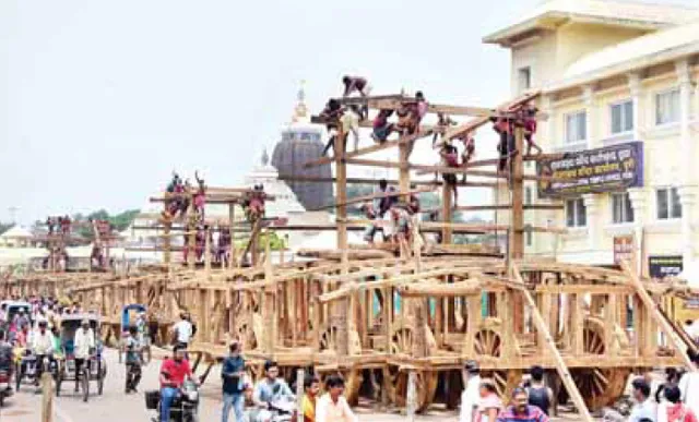 ରଥଖଳା ହାଲଚାଲ: ତିନି ରଥର ପ୍ରଥମ ଭୂଇଁ କାମ ଆରମ୍ଭ; ଉଠିଲା ଛ’ କାଠ, ଆଜି ଉଠିବ ଚଉଦ ନାହାକା