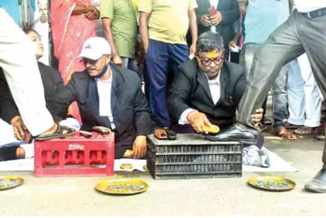 ସୁପ୍ରିମକୋର୍ଟଙ୍କ ରାୟର ଅଭିନବ ପ୍ରତିବାଦ: ଆଇନଜୀବୀଙ୍କ ଜୋତା ପଲିସ୍‌, ଭିକ୍ଷାବୃତ୍ତି