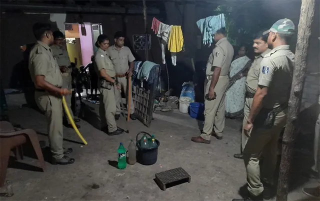 ରାଉର‌କେଲାରେ ଏମିତି କାମ କରୁଛି ପୁଲିସର ସ୍ୱତନ୍ତ୍ର ସ୍କ୍ବାର୍ଡ: ବେଆଇନ ମଦ ବାରକୁ ଛାଡି ଆଖପାଖରେ କରୁଛି ଚଢ଼ଉ