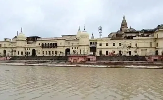 ସରଯୂ ନଦୀରେ ସ୍ନାନ ବେଳେ ପତ୍ନୀଙ୍କୁ ଚୁମ୍ବନ ଦେବାରୁ ପତିଙ୍କୁ ମାଡ଼ ମାରିଲେ ସ୍ଥାନୀୟ ବାସିନ୍ଦା; ଭିଡିଓ ଭାଇରାଲ୍‌