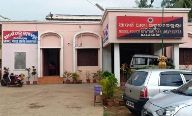 ଅପରାଧୀ କ’ଣ ଥାନାରେ ପଶିଲେ ପୁଲିସ ଚେଇଁବ? ଥାନାଠାରୁ ଶହେ ମିଟର ଦୂରରେ ଆତଙ୍କ ରଚିଲେ