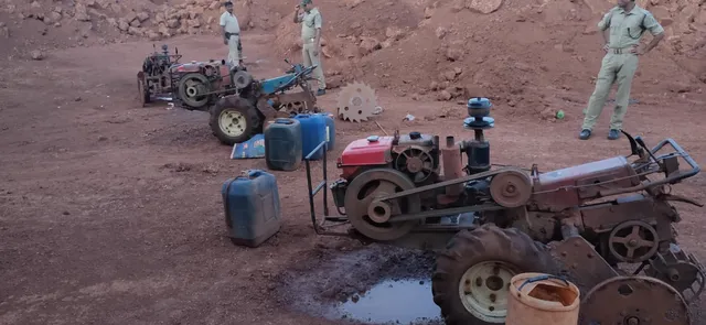 ବେଆଇନ ମାଙ୍କଡ଼ାପଥର ଖଣି ଉପରେ ଚଢ଼ଉ, ୩ ପାୱାରଟ୍ରଲର ଜବତ