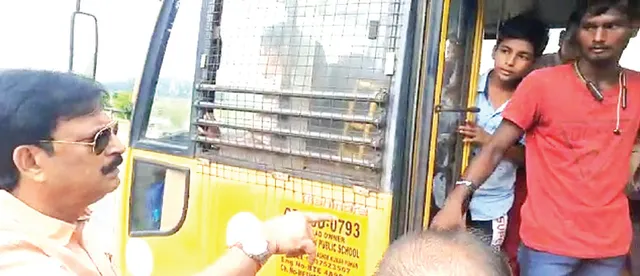 ସ୍କୁଲ ବସ୍ ଯାଞ୍ଚକଲେ ଗଣଶିକ୍ଷା ମନ୍ତ୍ରୀ, ୨ ଗାଡ଼ି ଥାନା‌ରେ ଅଟକ