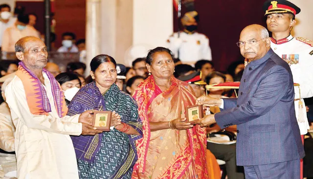 ଦୁଇ ଓଡ଼ିଆ ସହିଦଙ୍କୁ ମରଣୋତ୍ତର ଶୌର୍ଯ୍ୟଚକ୍ର ପ୍ରଦାନ କଲେ ରାଷ୍ଟ୍ରପତି