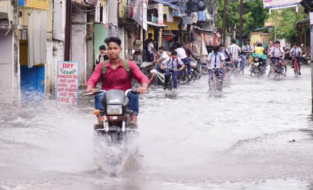 ୩୦ ମିନିଟ୍‌ ବର୍ଷାରେ ୪୦ ପ୍ରତିଶତ ଅଞ୍ଚଳ ଜଳବନ୍ଦି, ୨୨ଟି ଡ୍ରେନ୍‌ରେ ‌ସଫେଇ ଏଯାଏ  ଆରମ୍ଭ ହୋଇନି