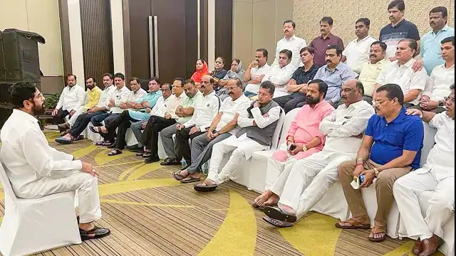 ଶିବସେନା ଜାତୀୟ କାର୍ଯ୍ୟକାରିଣୀ କମିଟି ବୈଠକରେ ଯୋଗ ଦେଇନଥିବା ୧୬ବିଧାୟକଙ୍କୁ କାରଣ ଦର୍ଶାଅ ନୋଟିସ ଜାରି