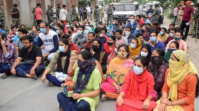 କଶ୍ମୀରରେ ଉପୁଜିଲାଣି ୧୯୯୦ ମସିହା ଭଳି ପରିସ୍ଥିତି, କାଲିଠୁ ପଳାୟନ ଆରମ୍ଭ କରିବେ କଶ୍ମୀରୀ ପଣ୍ଡିତ