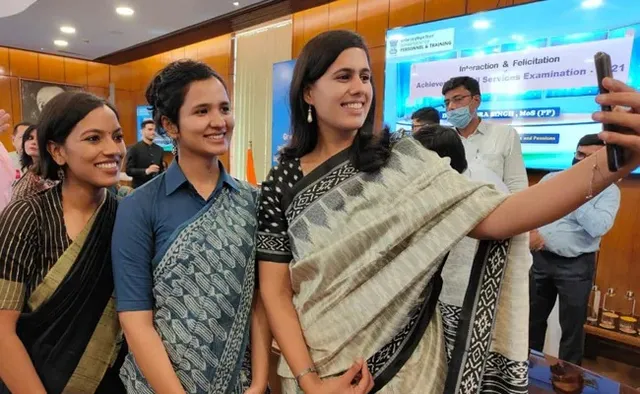 ସଫଳତା ମିଳିବା ପରେ ସାଥୀରେ ନଜର ଆସିଲେ ୩ ଆଇଏଏସ୍ ଟପ୍ପର, ଭାଇରାଲ ହେଲା ସେଲଫି