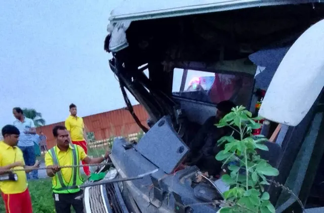 ବସ୍-ଟ୍ରକ୍ ଧକ୍କା, ଚାଳକ ଆହତ