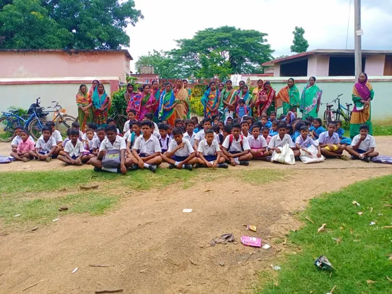 ଶିକ୍ଷକ ବଦଳି ନକରିବା ପାଇଁ ସ୍କୁଲ ଆଗରେ ଧାରଣାରେ ବସିଲେ ଛାତ୍ରଛାତ୍ରୀ