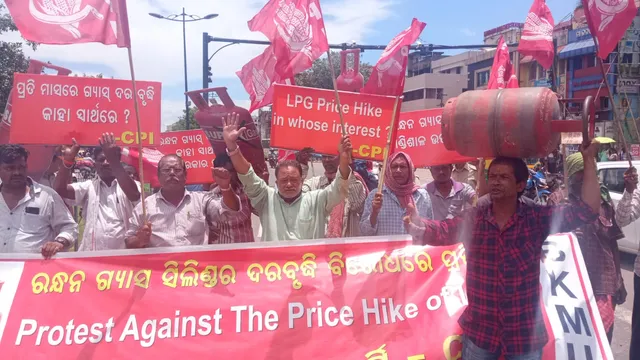 ଭୁବନେଶ୍ୱର: ରନ୍ଧନ ଗ୍ୟାସ ସିଲିଣ୍ଡରର ଦରବୃଦ୍ଧି ପ୍ରତିବାଦରେ ବିକ୍ଷୋଭ