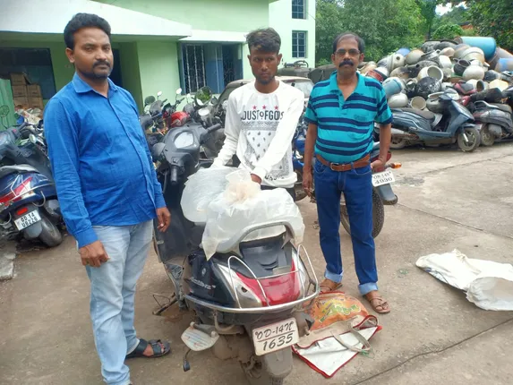 ଦେଶୀ ମଦ ଚୋରାଚାଲାଣ: ସ୍କୁଟି ସହ ଅଭିଯୁକ୍ତ ଗିରଫ