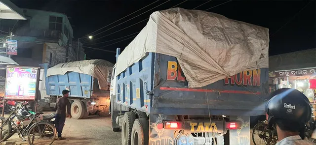 ଜନଗହଳି ବଜାରରେ ଭାରୀଯାନ ଚଳାଚଳ