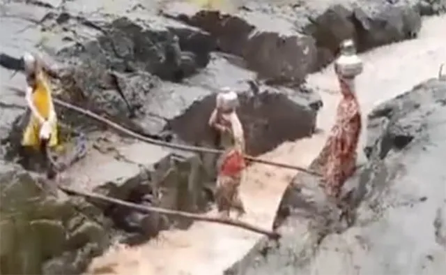 ଗୋଟେ ମାଠିଆ ପାଣି ପାଇଁ ଜୀବନକୁ ବାଜି ଲଗାଉଛନ୍ତି ମହିଳା