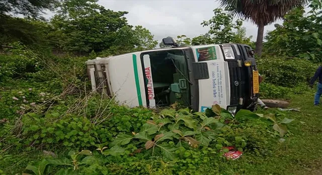 ଭାରସାମ୍ୟ ହରାଇ ଓଲଟିଲା ଆମ୍ବୁଲାନ୍ସ