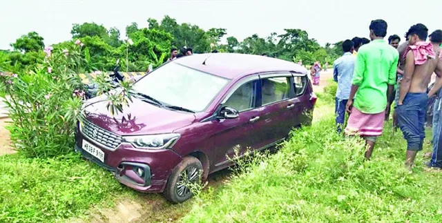 ଭାରସାମ୍ୟ ହରାଇ ନାଳକୁ ଖସିଲା କାର୍‌