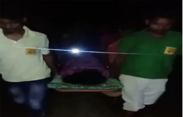 ରାସ୍ତା ନଥିବାରୁ ଗଲାନି ଗାଡ଼ି, ଗର୍ଭବତୀଙ୍କୁ ଷ୍ଟ୍ରେଚର ବୋହିଲେ ଆମ୍ବୁଲାନ୍ସ କର୍ମଚାରୀ