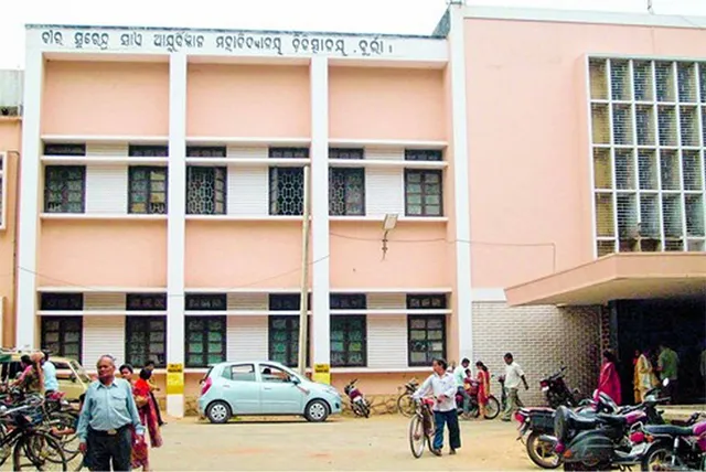 କାର୍‌ରେ ଫିନାଇଲ୍ ପିଇ ଯୁବତୀ ଗୁରୁତର