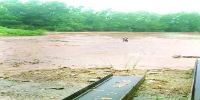 ପ୍ରଖର ସ୍ରୋତରେ ଡାଇଭର୍ସନ୍‌ ରାସ୍ତା ଧୋଇଗଲା