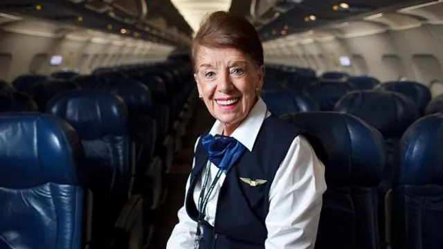 ୮୬ ବର୍ଷ ବୟସରେ ବି ବିମାନରେ ଯାତ୍ରୀଙ୍କ ଭଲମନ୍ଦ ବୁଝନ୍ତି ଏହି ଏୟାରହୋଷ୍ଟେସ