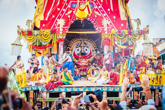 ପୁରୀ: ରଥାରୁଢ଼ ପ୍ରଭୁ ଶ୍ରୀଜଗନ୍ନାଥଙ୍କ ସୁନାବେଶ।