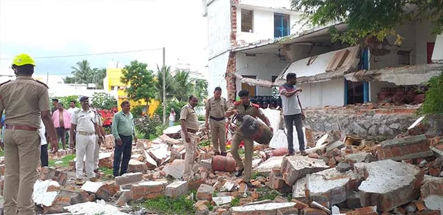 ବେଆଇନ ଗ୍ୟାସ୍‌ ଗୋଦାମରେ ବିସ୍ଫୋରଣ,କାନ୍ଥ ଭୁଶୁଡ଼ି ବାପା- ପୁଅ ଗୁରୁତର